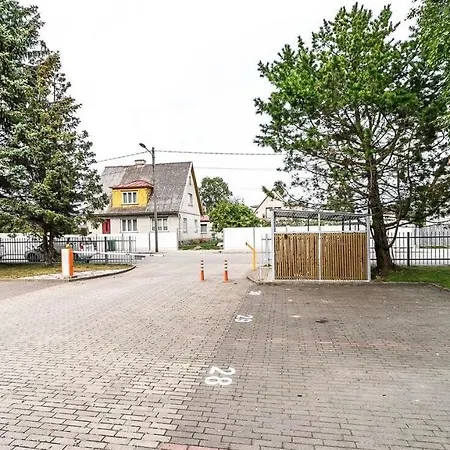 Aisa Near The Apartament Parnawa